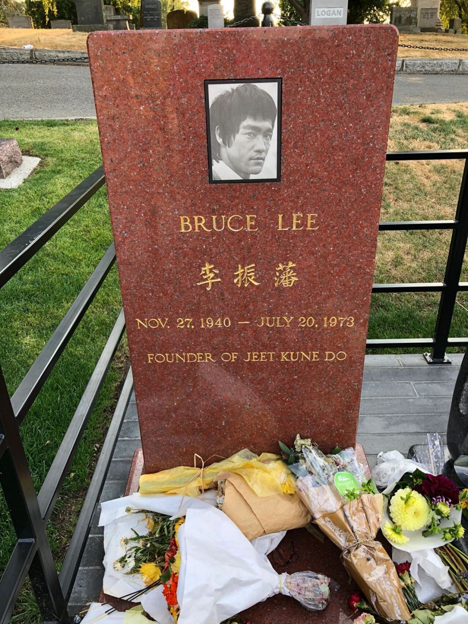 李小龙墓地 每年都会挑个天气好的时候看一下,是他和儿子的墓地,位置