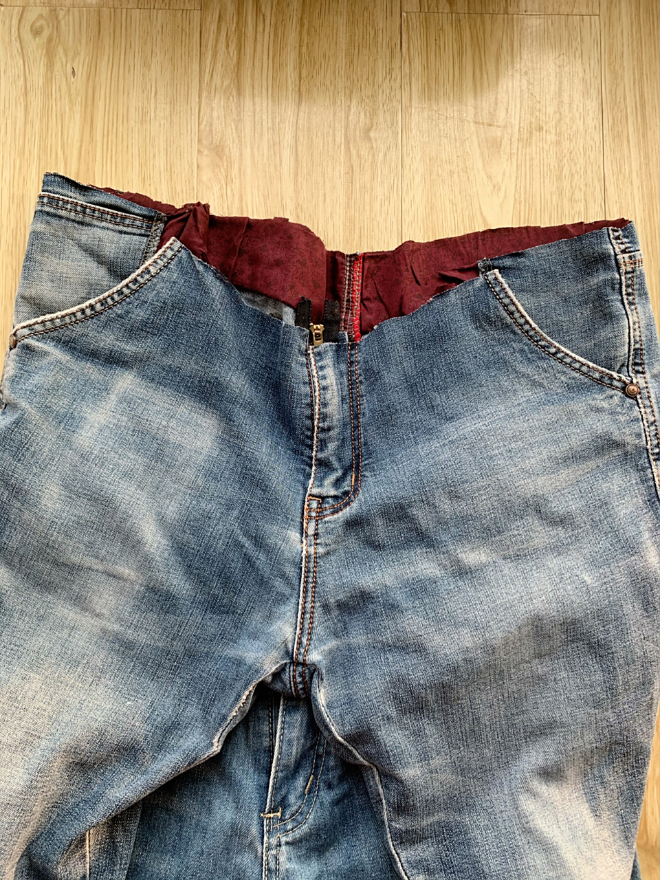 牛仔裤90低腰改高腰成功案例 随便找一条不穿的牛仔裤90第一步:把