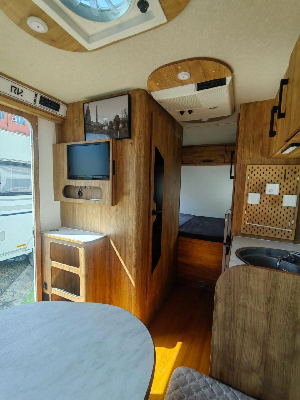 2020年7月上牌,大连极速房车生产星通牌拖挂房车,整车长5.7米,高2.