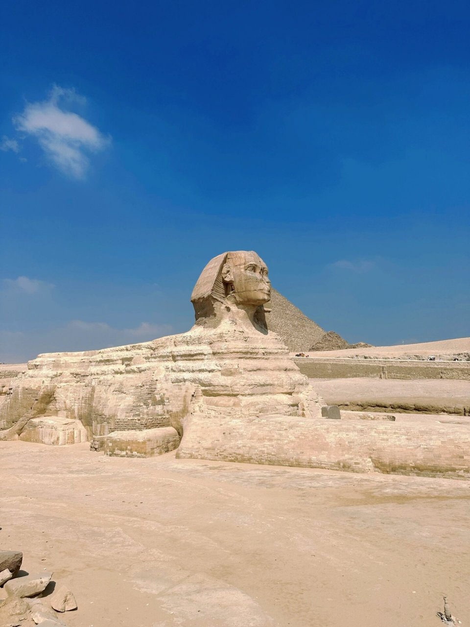 埃及金字塔- 穿越5000年的奇迹         如图 另外骑骆驼可真吓人啊