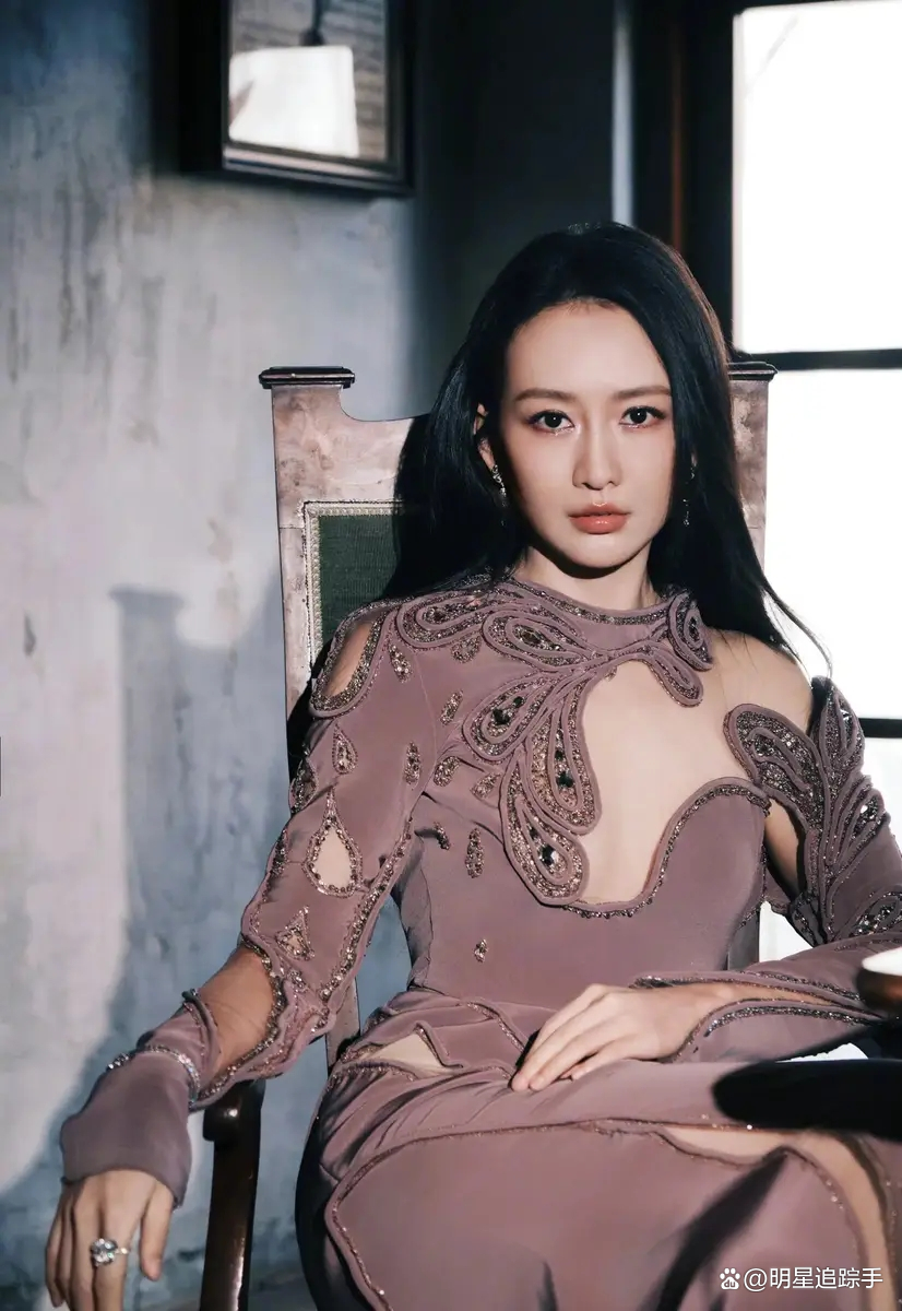 王鸥最近在时尚活动中穿了一条紫色镂空裙,真是美得让人惊艳!