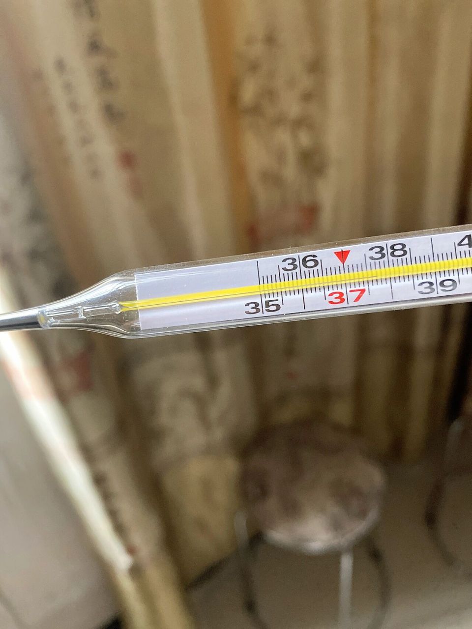 粗的体温计怎么看 不太会看粗的温度计,大家帮忙看一下这是37度几,急