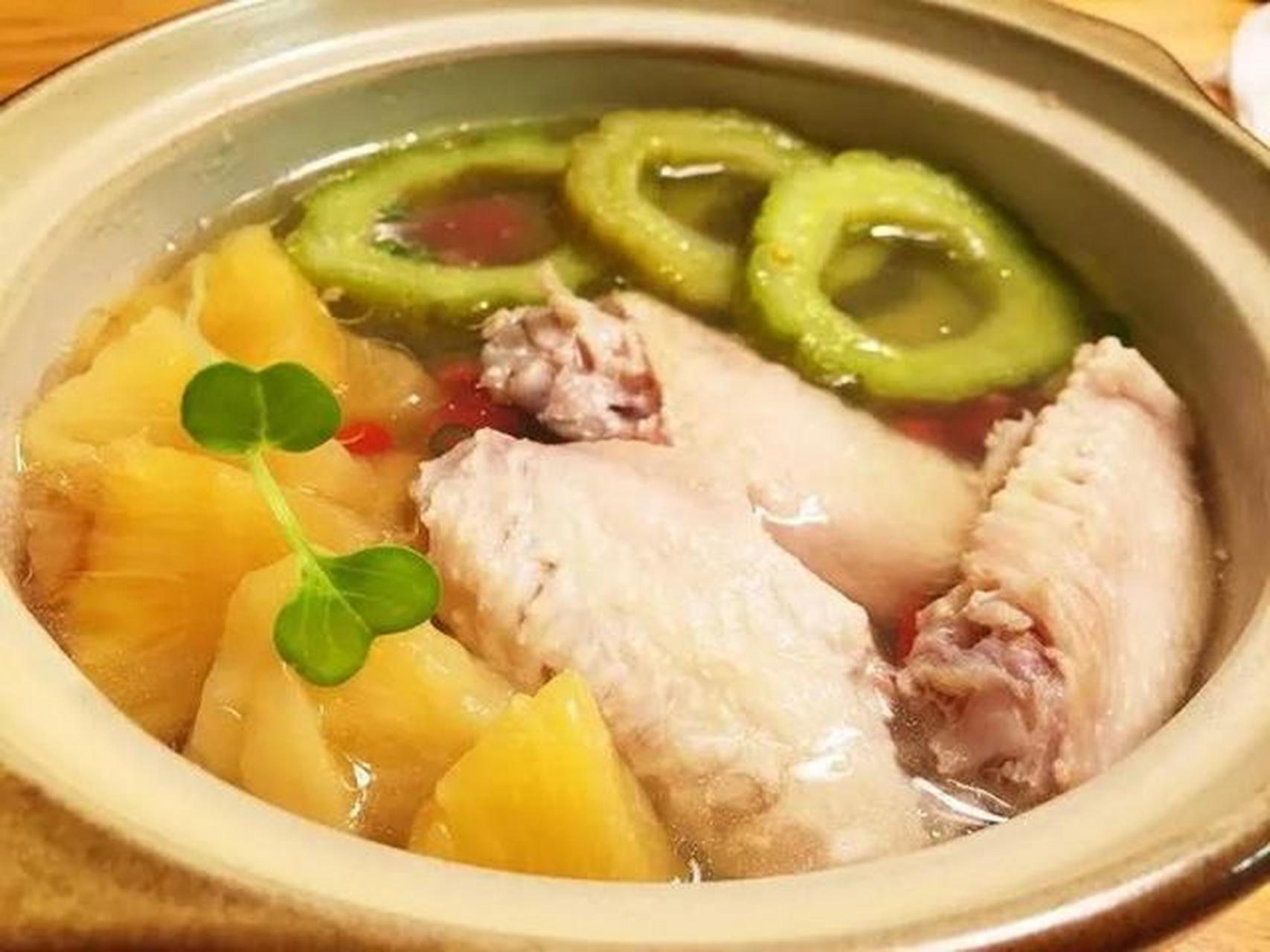 凤梨苦瓜鸡汤   【材料】  鸡肉500g,凤梨300g,苦瓜1根  【做法】  1