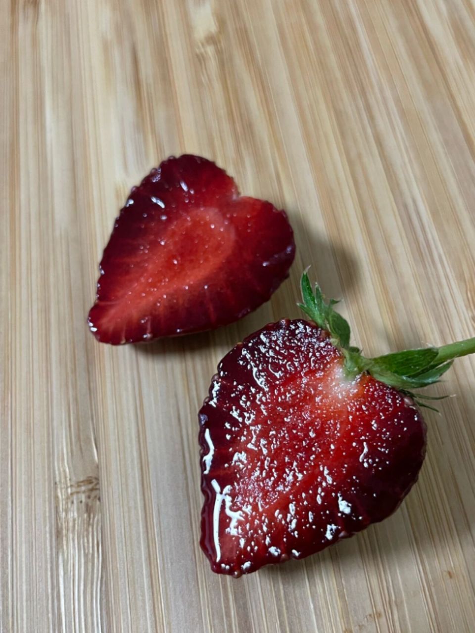 室内水培草莓·玄玉 黑红黑红的,连汁也是,有一点特殊的味道.