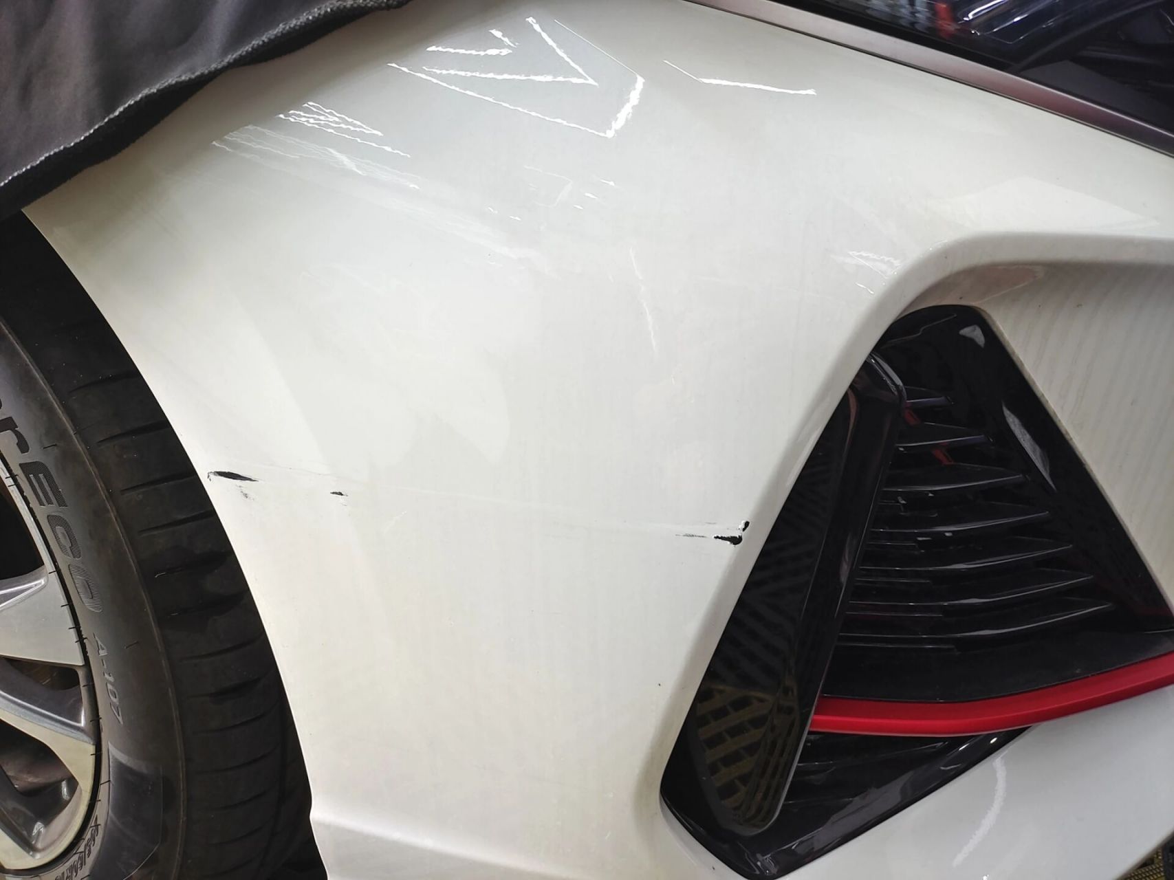 今天在外面外,在停车场避让车辆的时候把旁边车刮蹭了,但是有点感觉