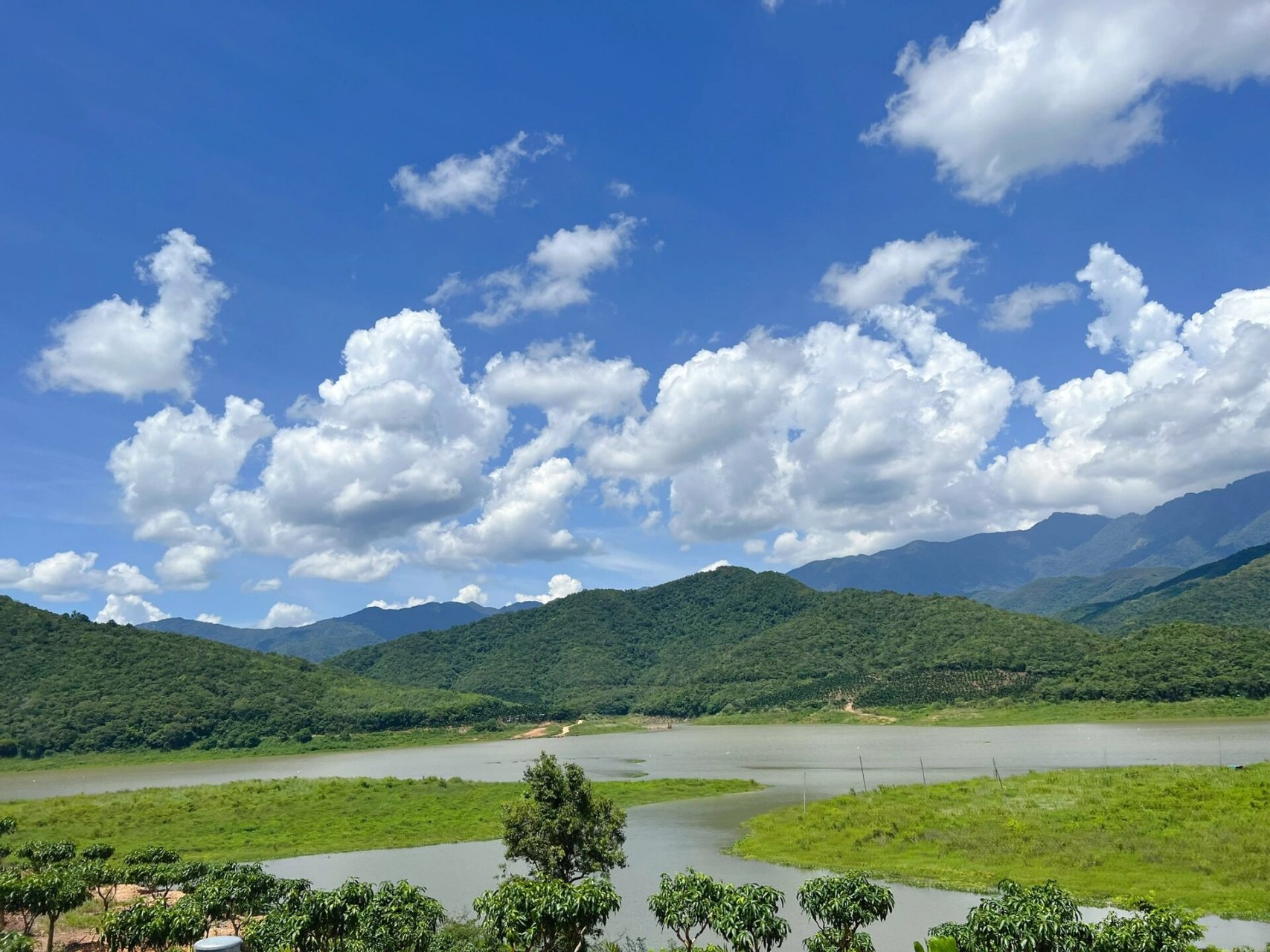 东方市俄贤岭,被誉为"东方小桂林".