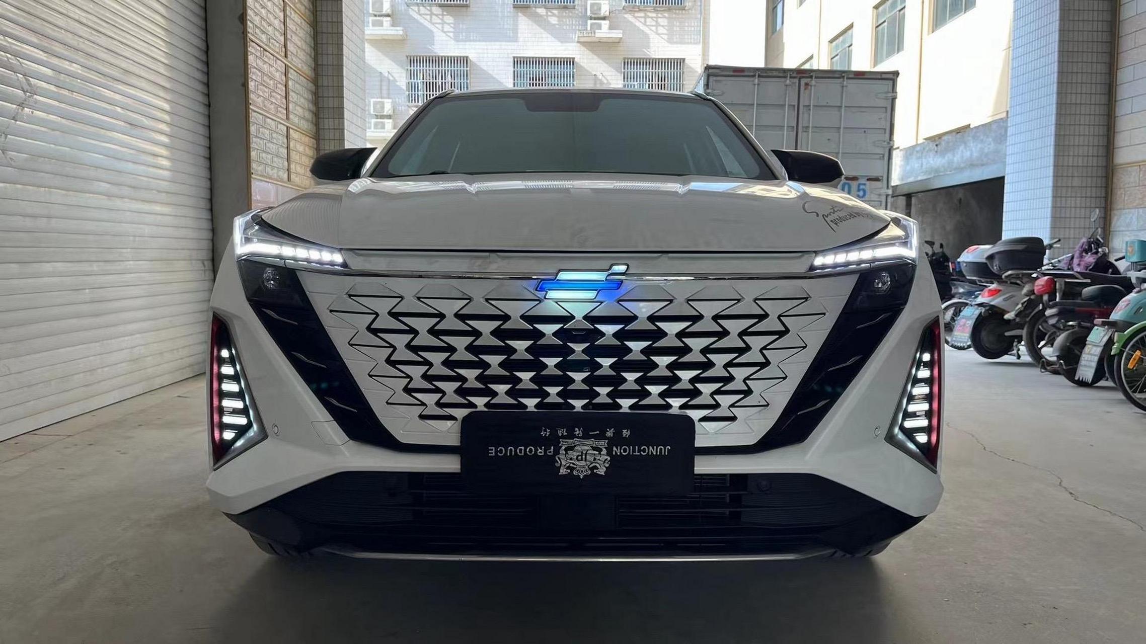 长安欧尚全系发光车标灯