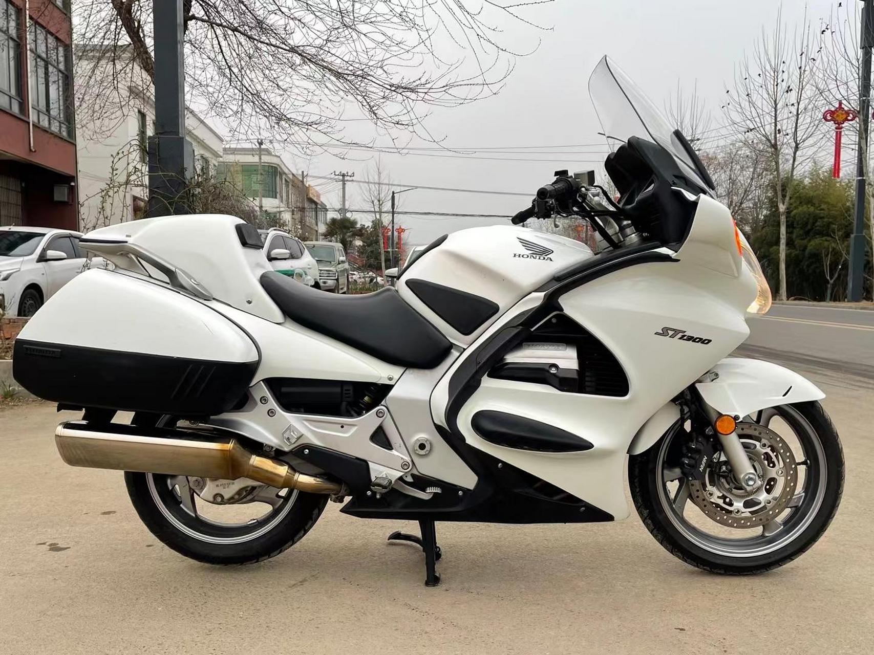 极品本田小金翼st1300搭载电喷水冷四缸1300引擎 电动风挡升降 可调节