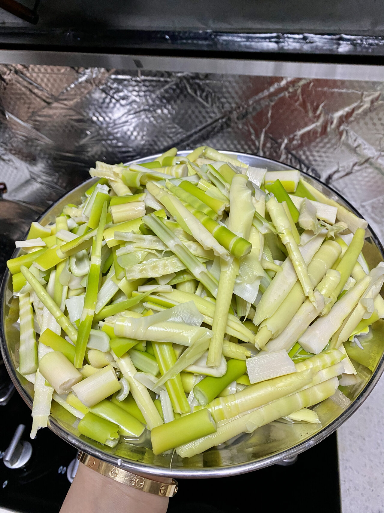 吧真的好吃 (没有野笋用其他的笋代替,也可以用类似四季豆,菇庆)