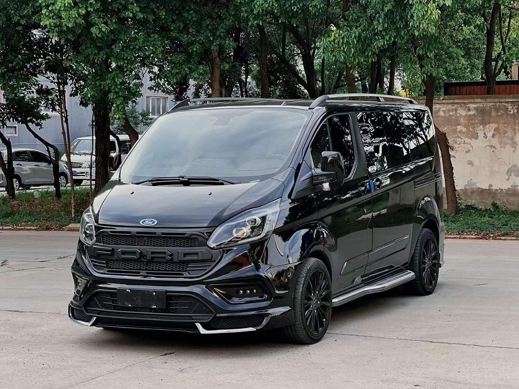 新到23年福特全顺高配,升级黑武士套件,豪华大商务,车况仅钣金补漆