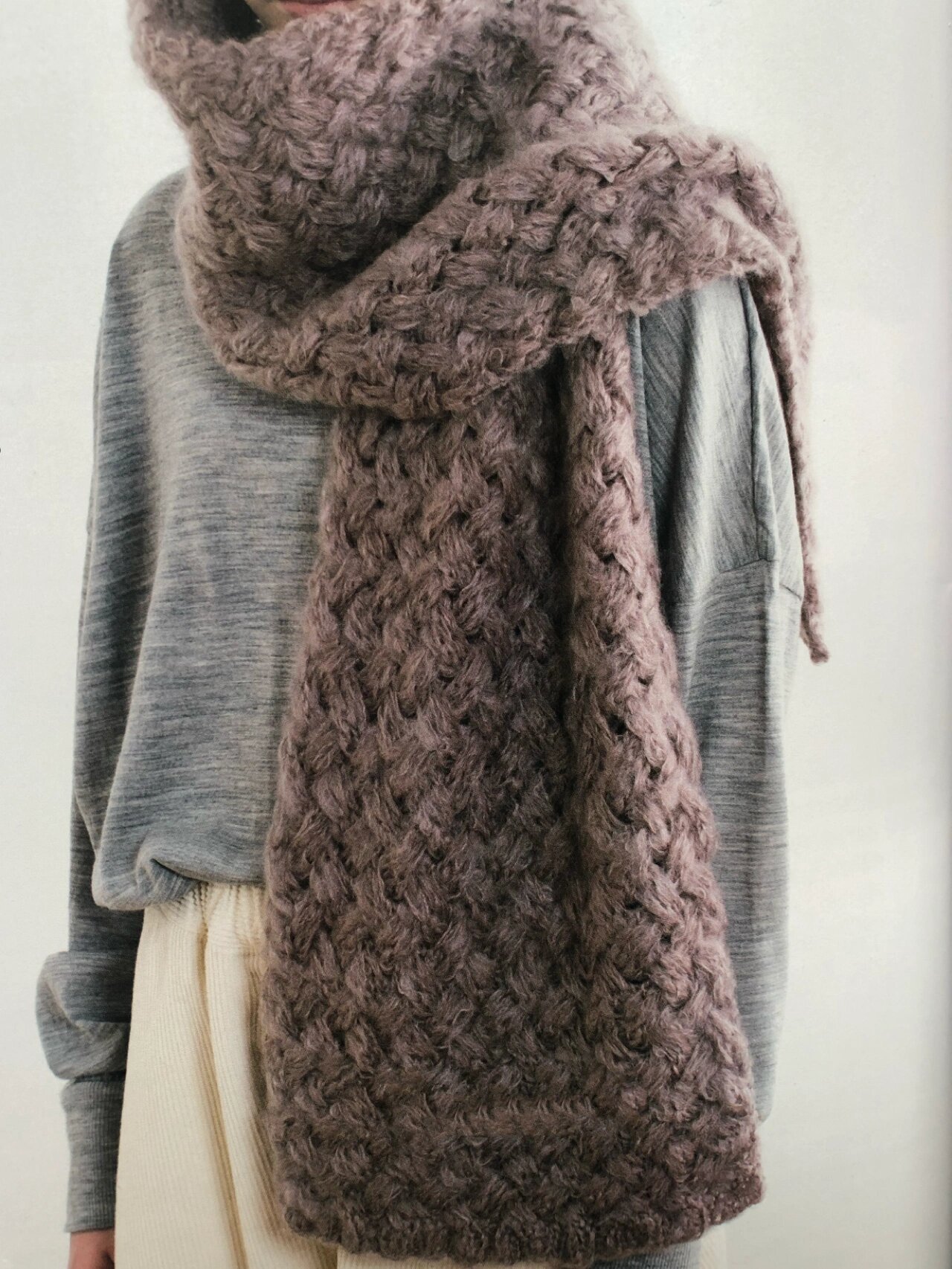 厚实保暖的交叉花样长围巾