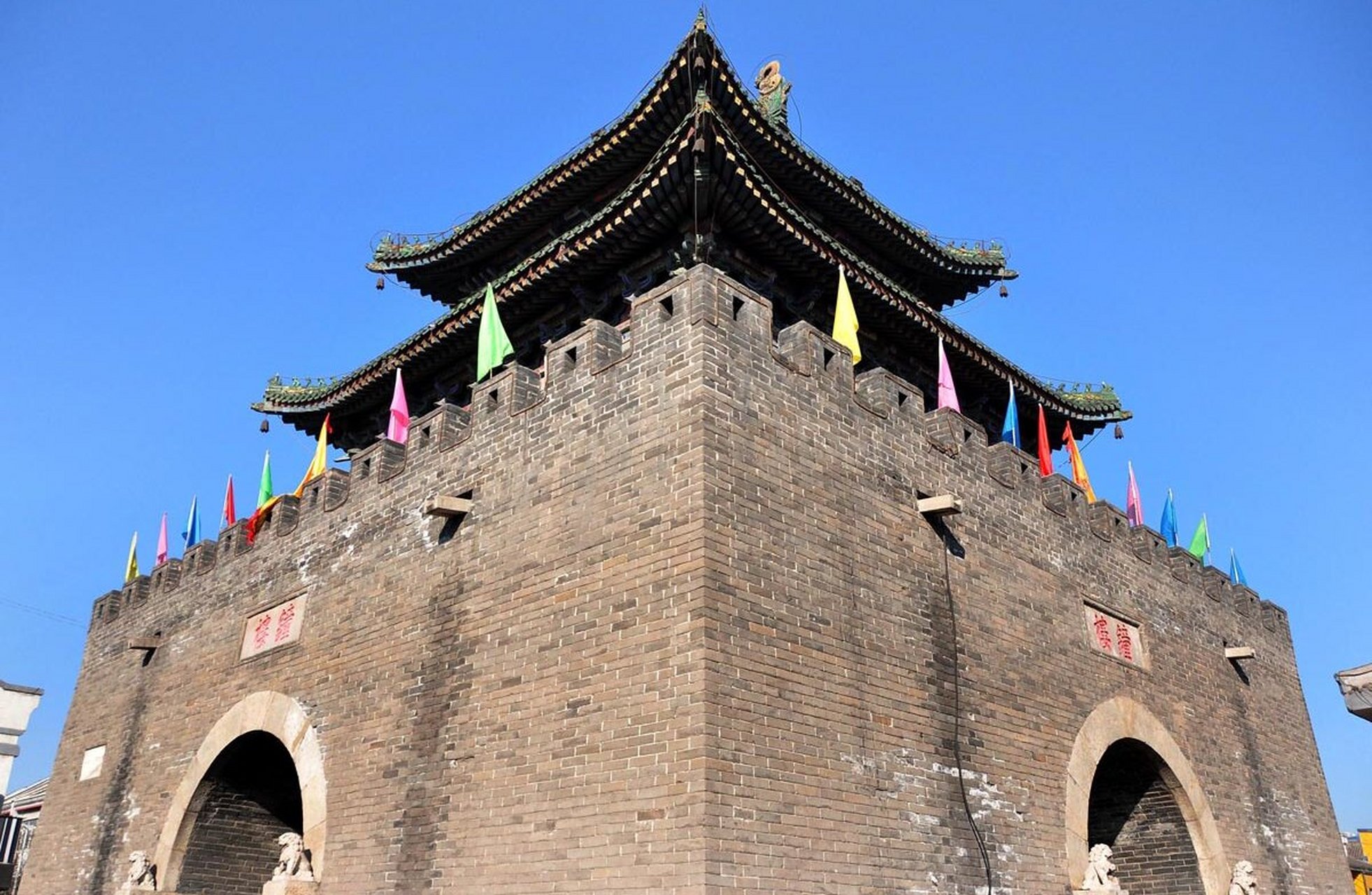 安阳古城角楼 古城角楼是在古城西南角三角湖公园内,历经了岁月剥蚀