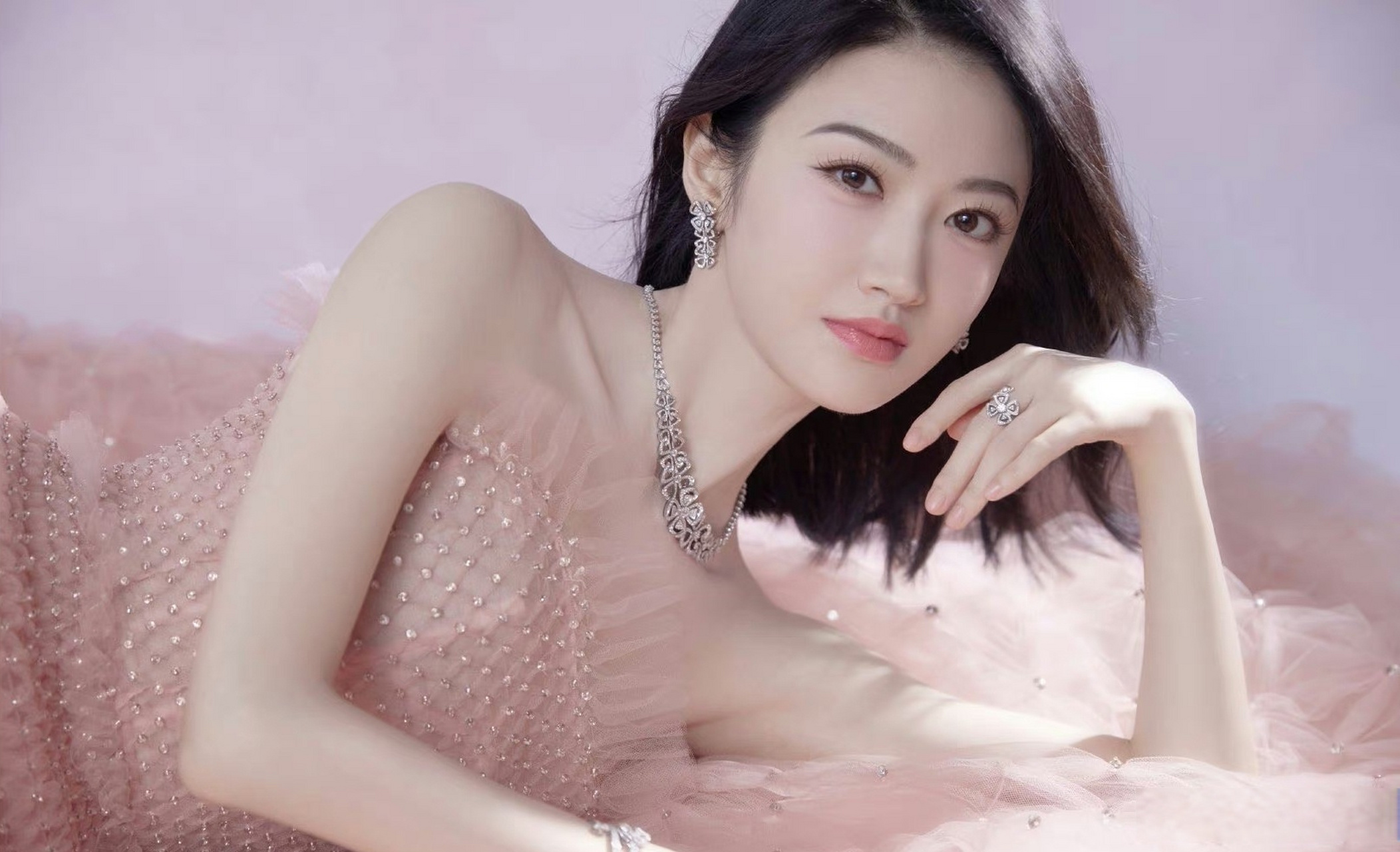 景甜 明艳大方,惊艳全场,美颜大方,优雅气质,这才是大家喜欢的景甜!