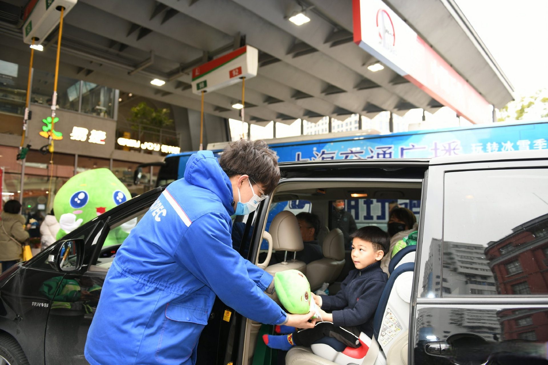 【油迪宝宝现身加油站,为冬奥加油】#企航冬奥# 中国石化上海石油与