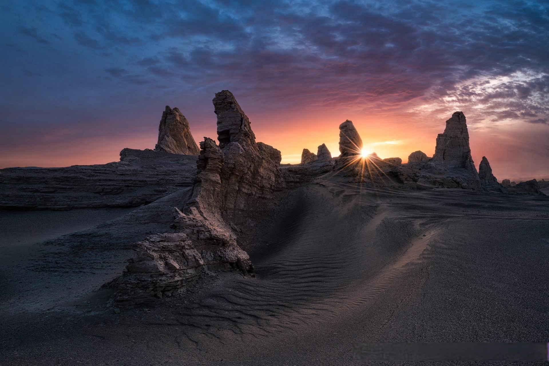 俄博梁雅丹无人区位于中国青海省茫崖市冷湖镇的一片荒野地区.