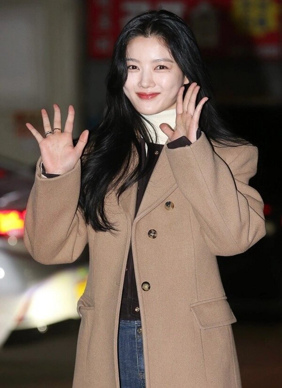 金裕贞# 今日穿搭,驼色大衣配牛仔裤就是韩剧女主,头发真的很多,汉葺