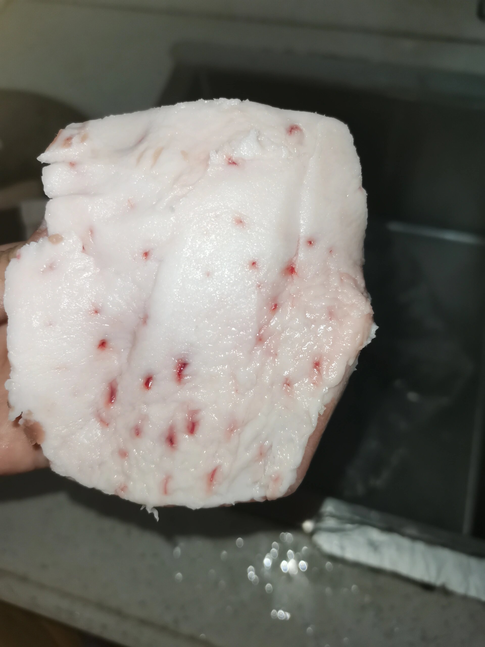 猪肉切开肥肉里都是红点,害怕,这能吃吗?