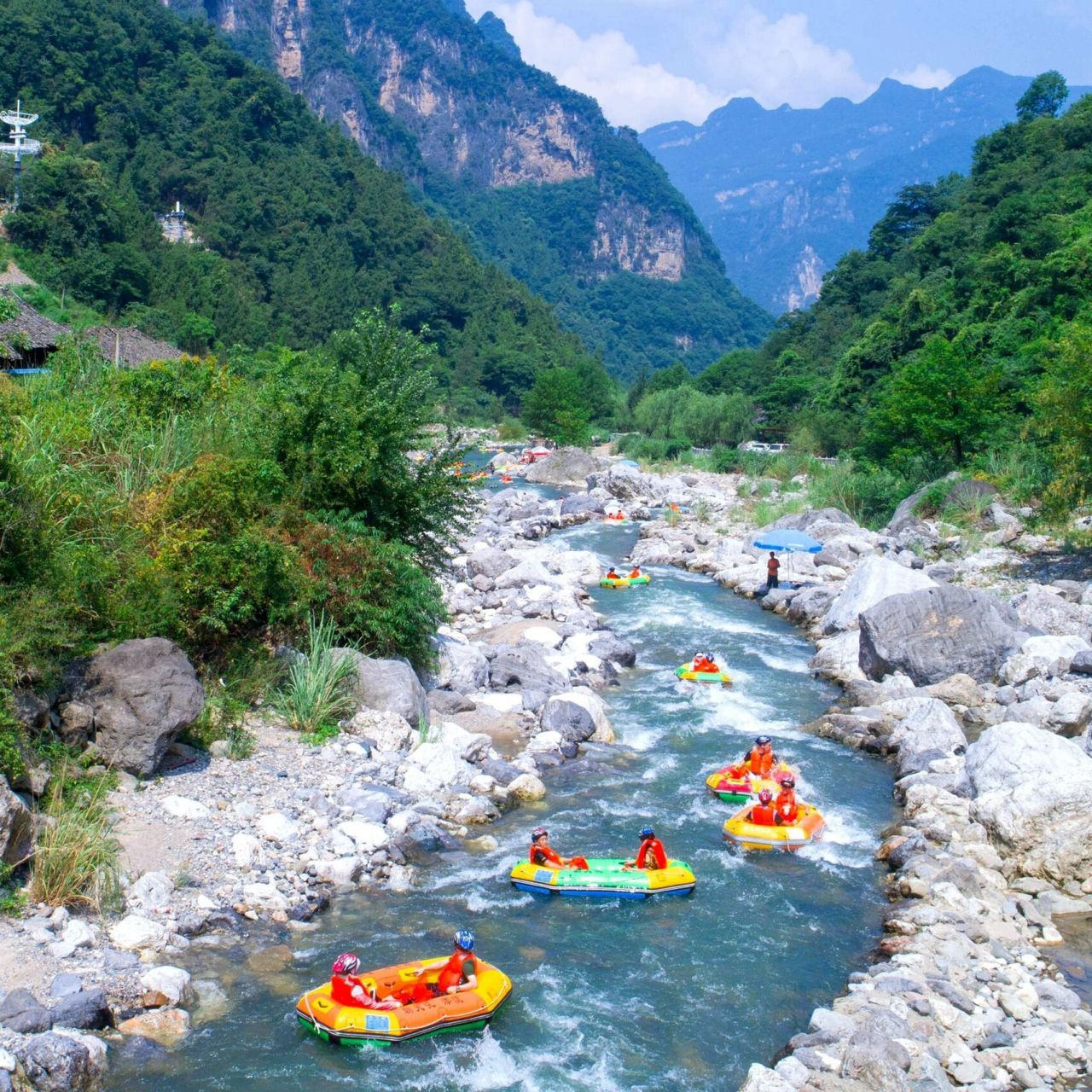 朝天吼漂流常见问题回答 1, 下雨能漂吗? 以景区发布的通知为准.