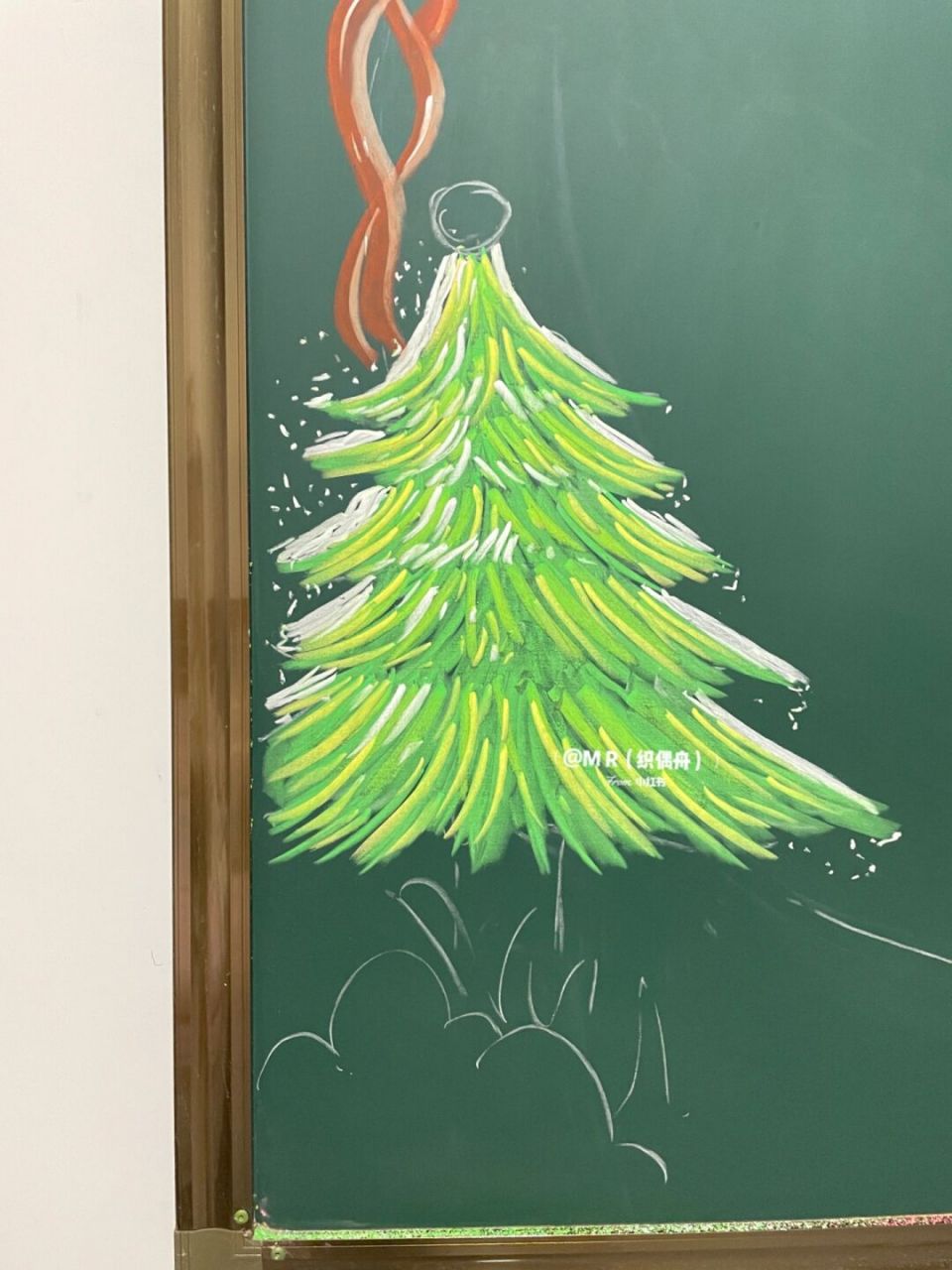 笔记灵感# #粉笔画# #黑板报素材# #黑板报# #圣诞节圣诞树# #画画的