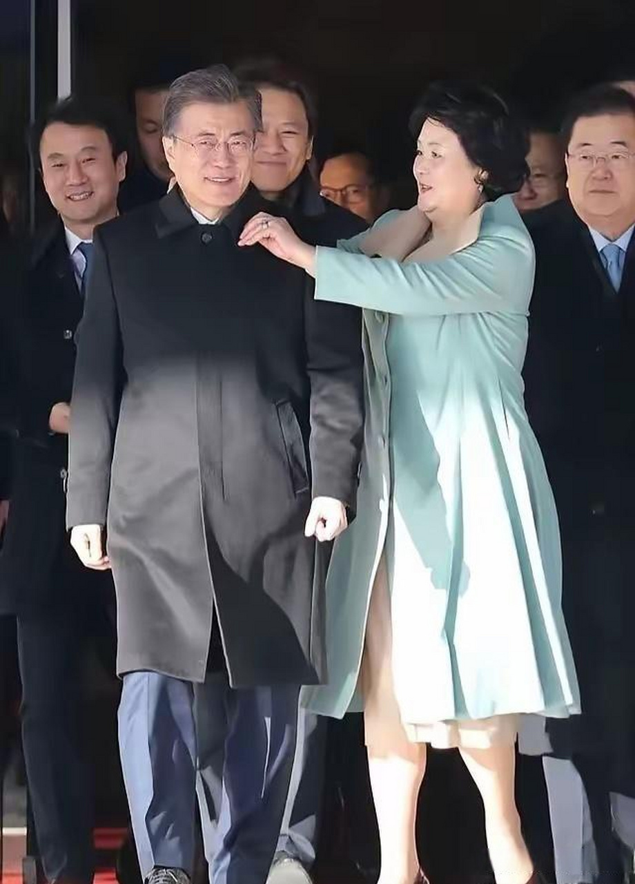 韩国检方宣布,正式对金正淑(文在寅夫人)展开调查.