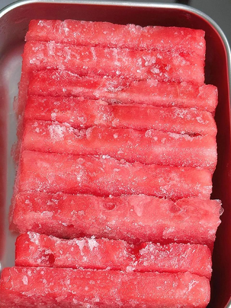 做法: 1,西瓜去皮,切成长方形薄片;	 2,放冰箱冷冻6小时以上. 美食