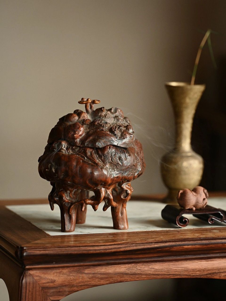 " 云烟成趣 " 荔枝木"三足香炉" 天然荔枝木为材,纹理虬结盘错,三足