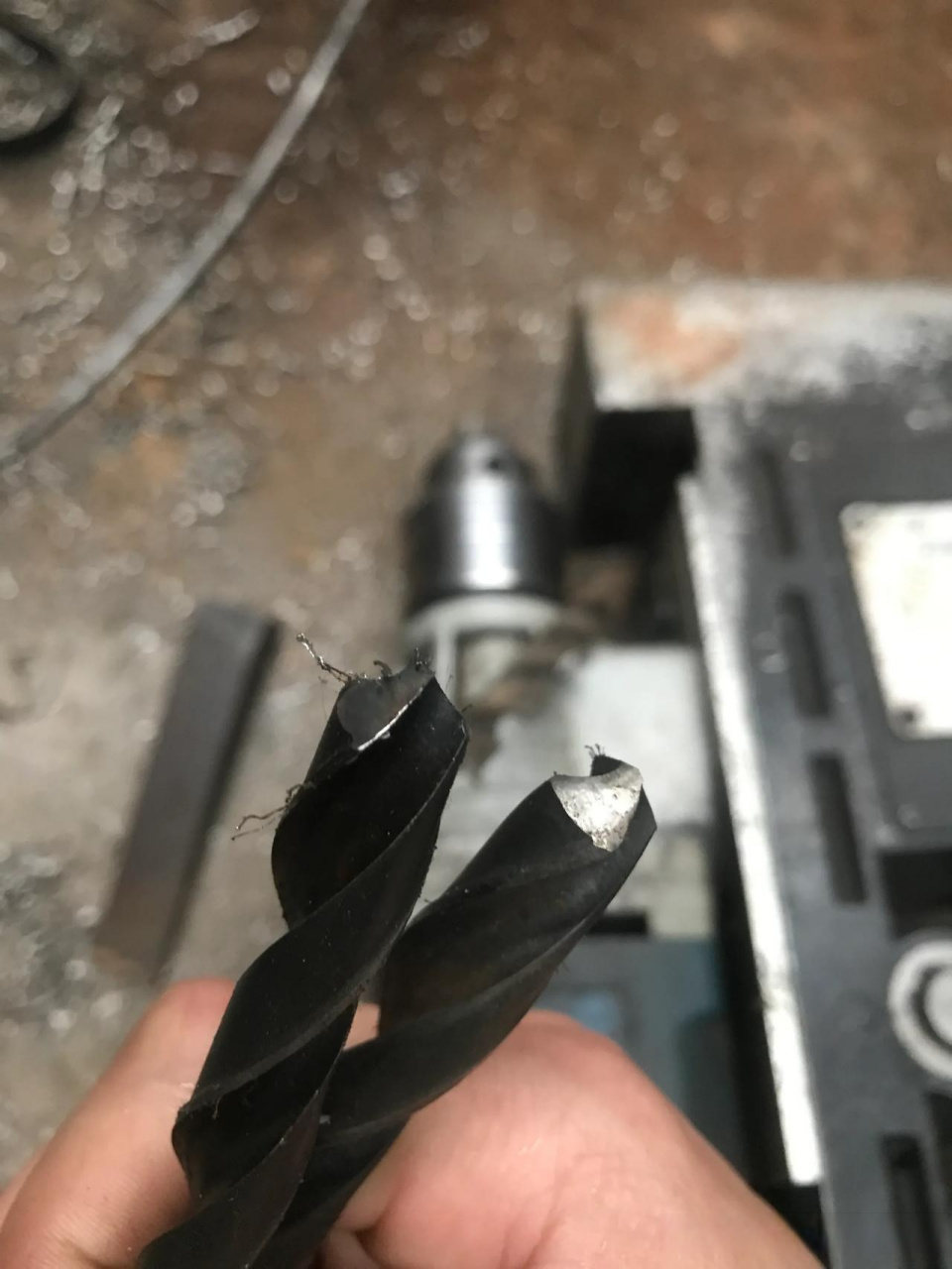 看了大师傅磨的钻头,绝是认你们长见识了,我已经看习惯了也不觉得奇怪