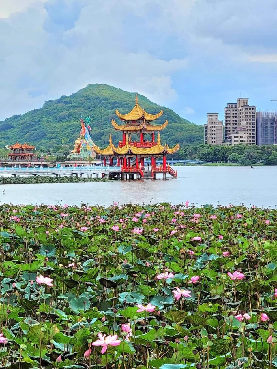 台湾高雄热门景点之一 莲池潭/龙虎塔 高雄热门景点之一的莲池潭风景