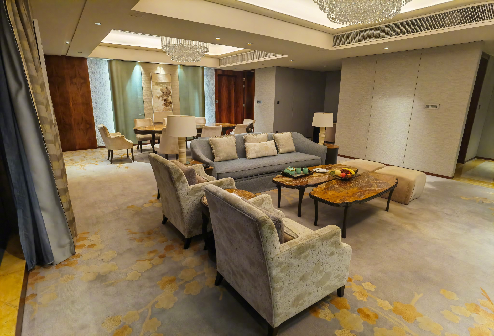 天津香格里拉,虽然有些老,但套房空间还是很大的,窗外还是天津夜景.