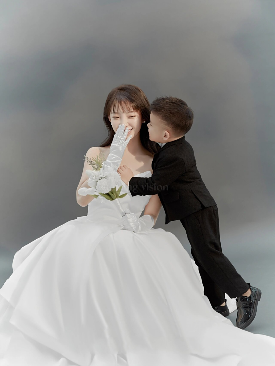 穿婚纱和儿子拍的亲子照原来可以这么甜 这次拍摄的小姐姐很遗憾结婚