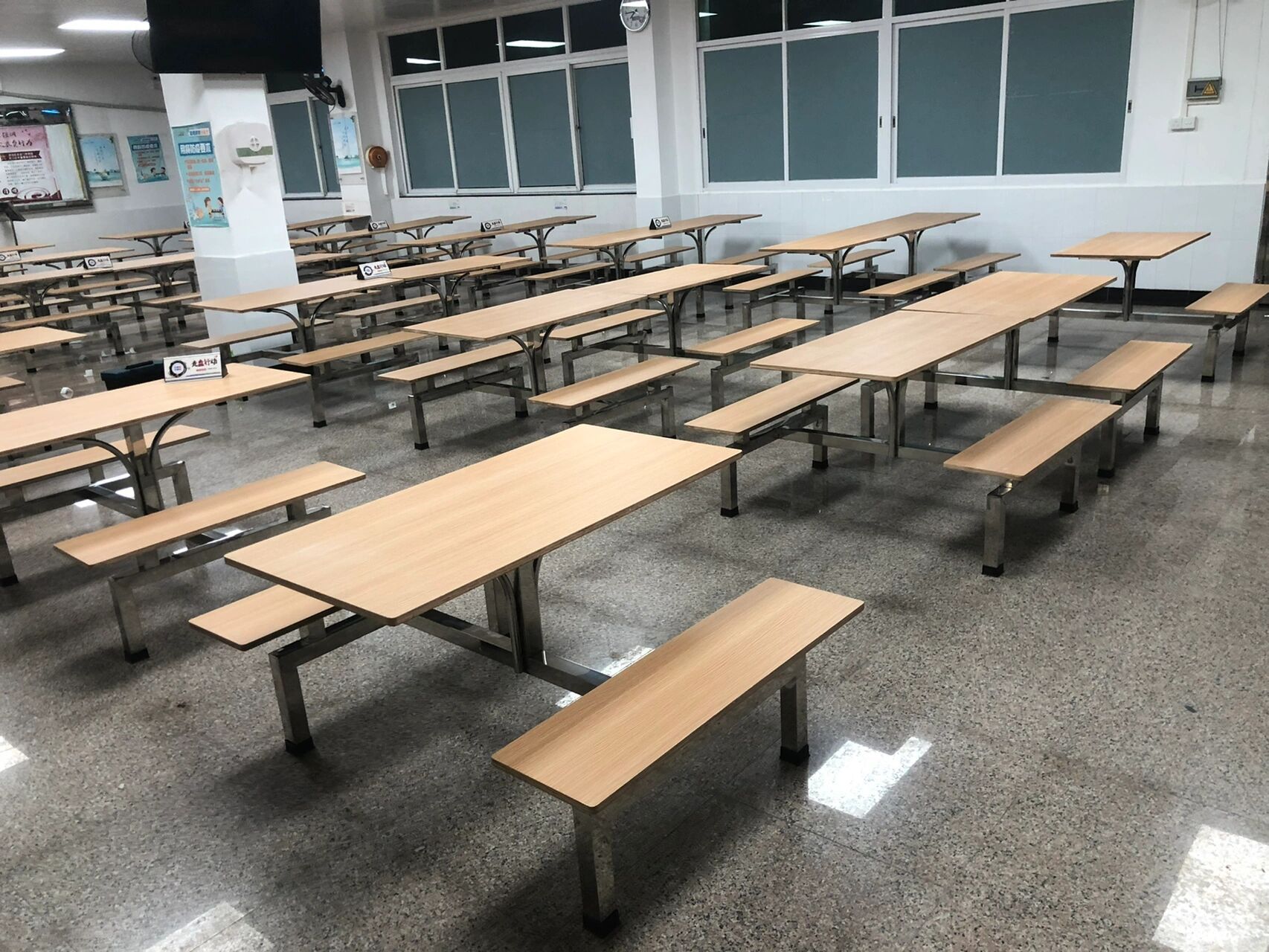 学校工地饭堂餐饮桌椅 广州良久家具有限公司()是一家集餐厅家具研发