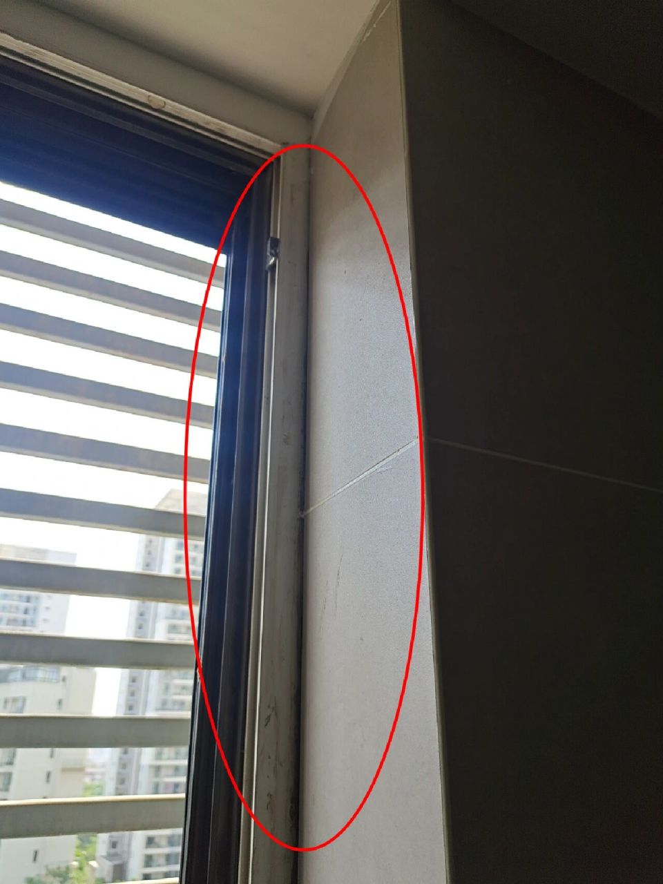 装修细节分享～窗口边打胶 厨房和卫生间窗口贴完瓷