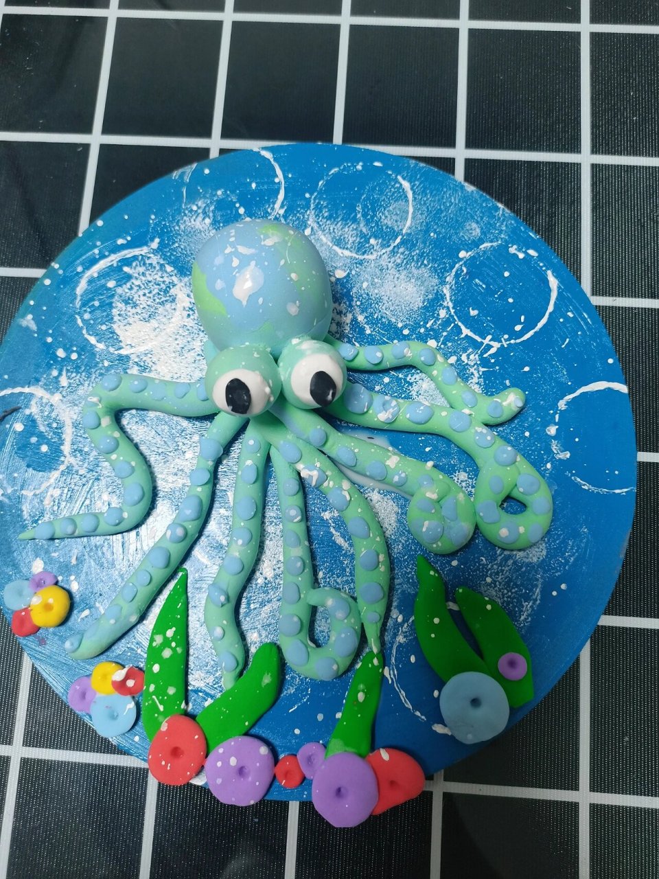 《粘土章鱼哥》手工制作 1.准备圆木板 2.刷上背景颜色(丙烯颜料) 3.