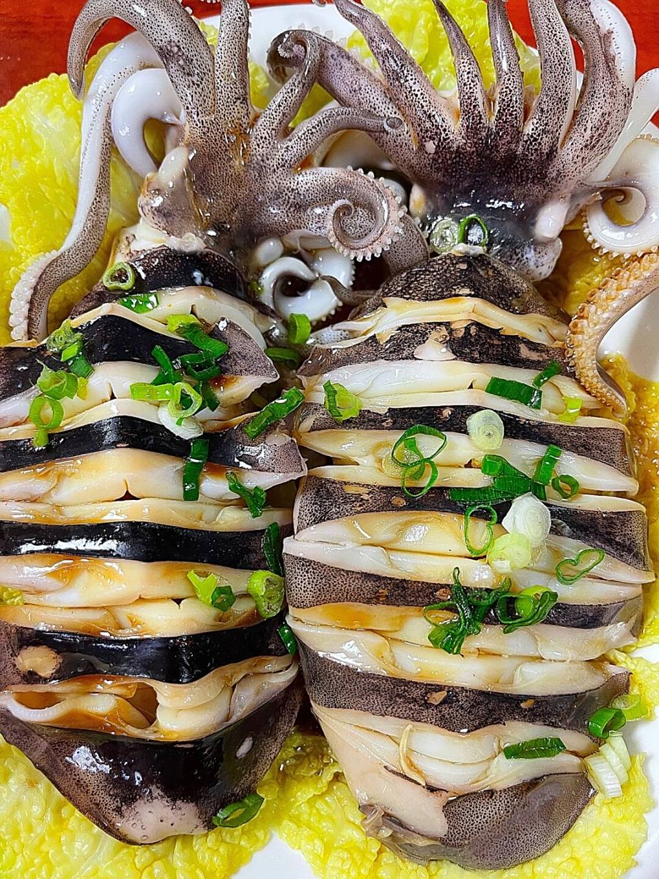 73原料:墨鱼,葱花,白菜 73做法: 11566墨鱼去除内脏 215