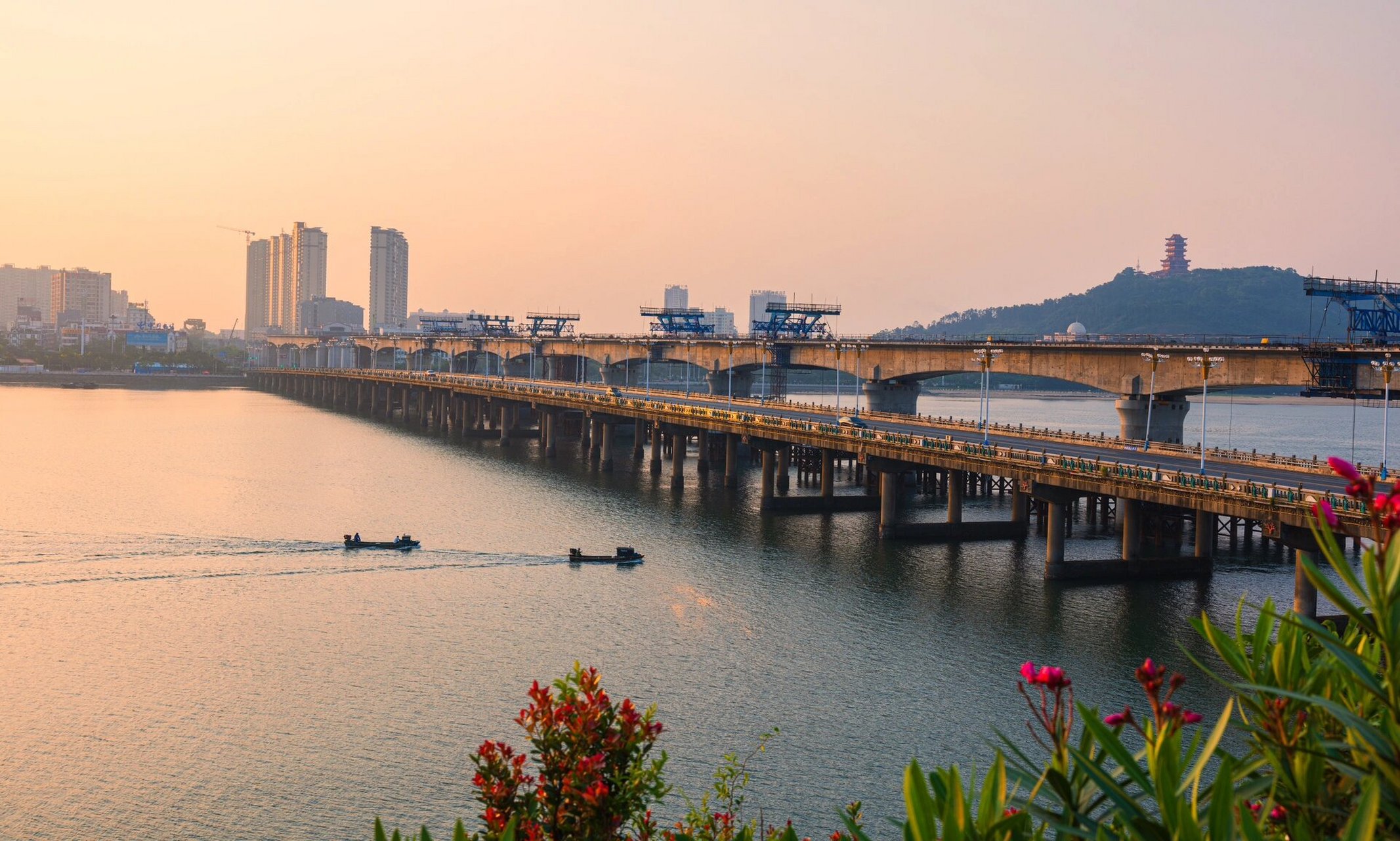 防城港龙马广场,明珠广场 防城港是一座新兴城市,"城在海中,海在城中"