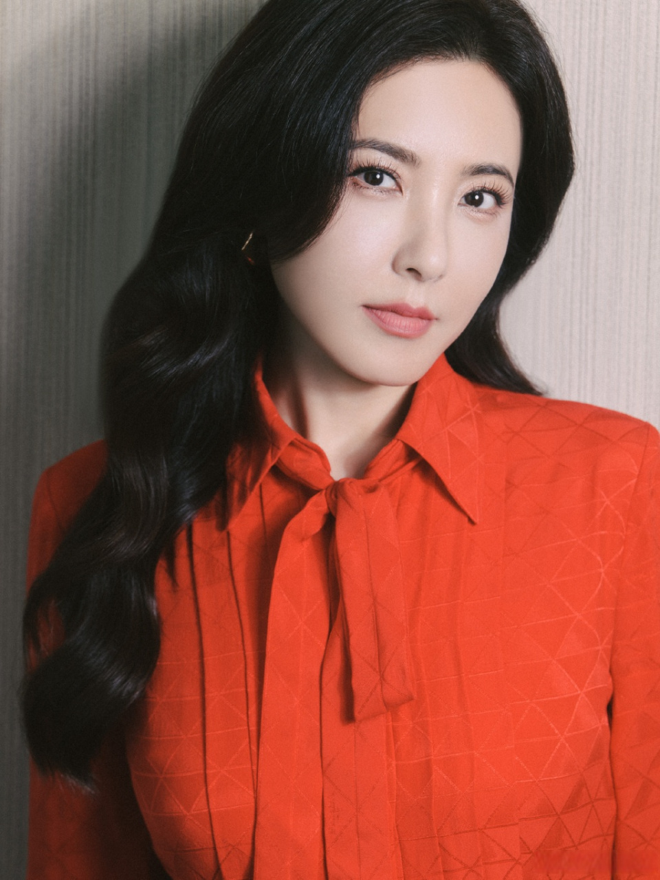 6月27日,@曾黎 以一袭红裙亮相《偷偷藏不住》见面会,被网友说今天的