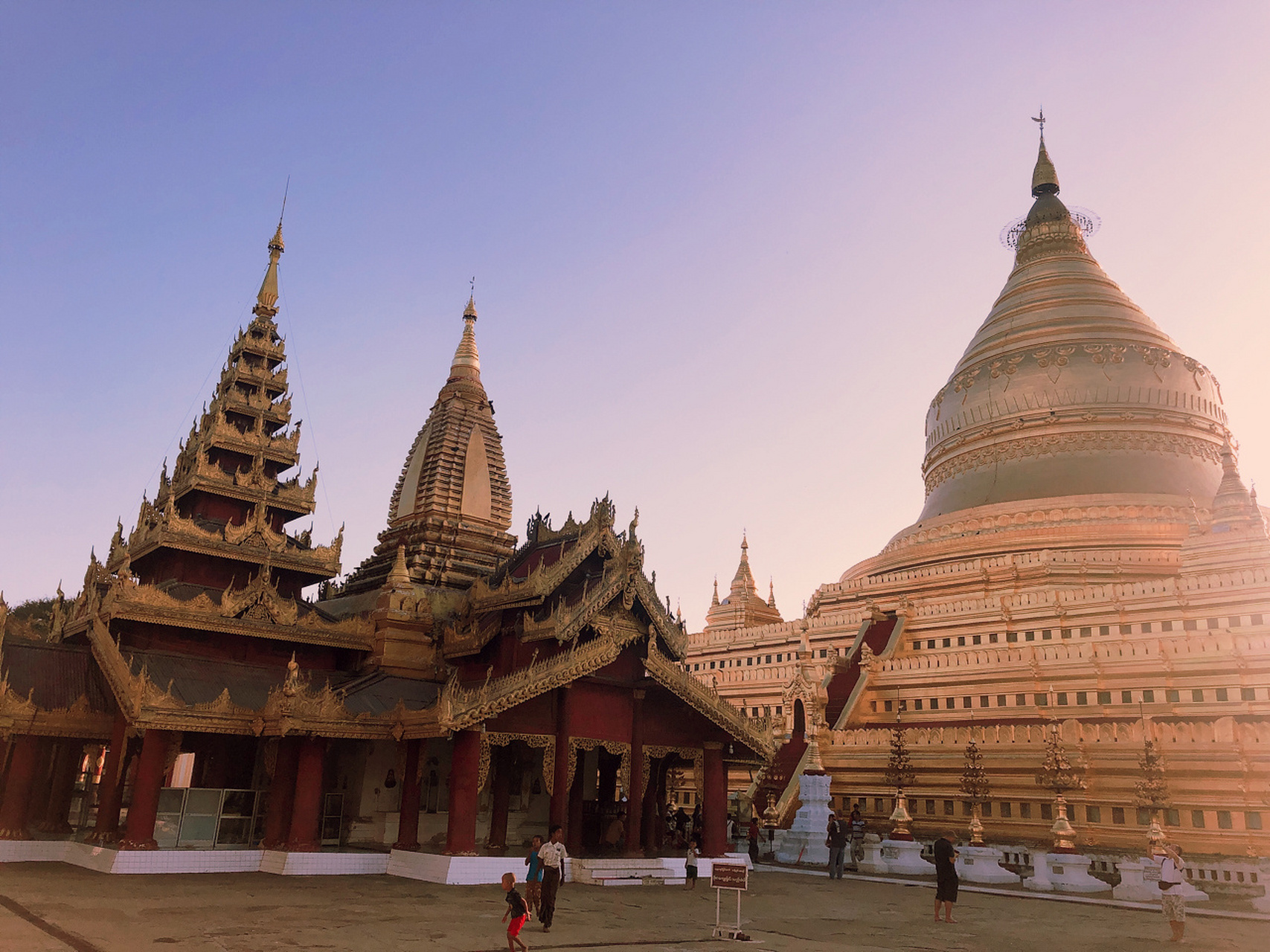 瑞喜宫塔,缅甸最著名的四大佛塔之一,它不仅是蒲甘地区最大的佛塔