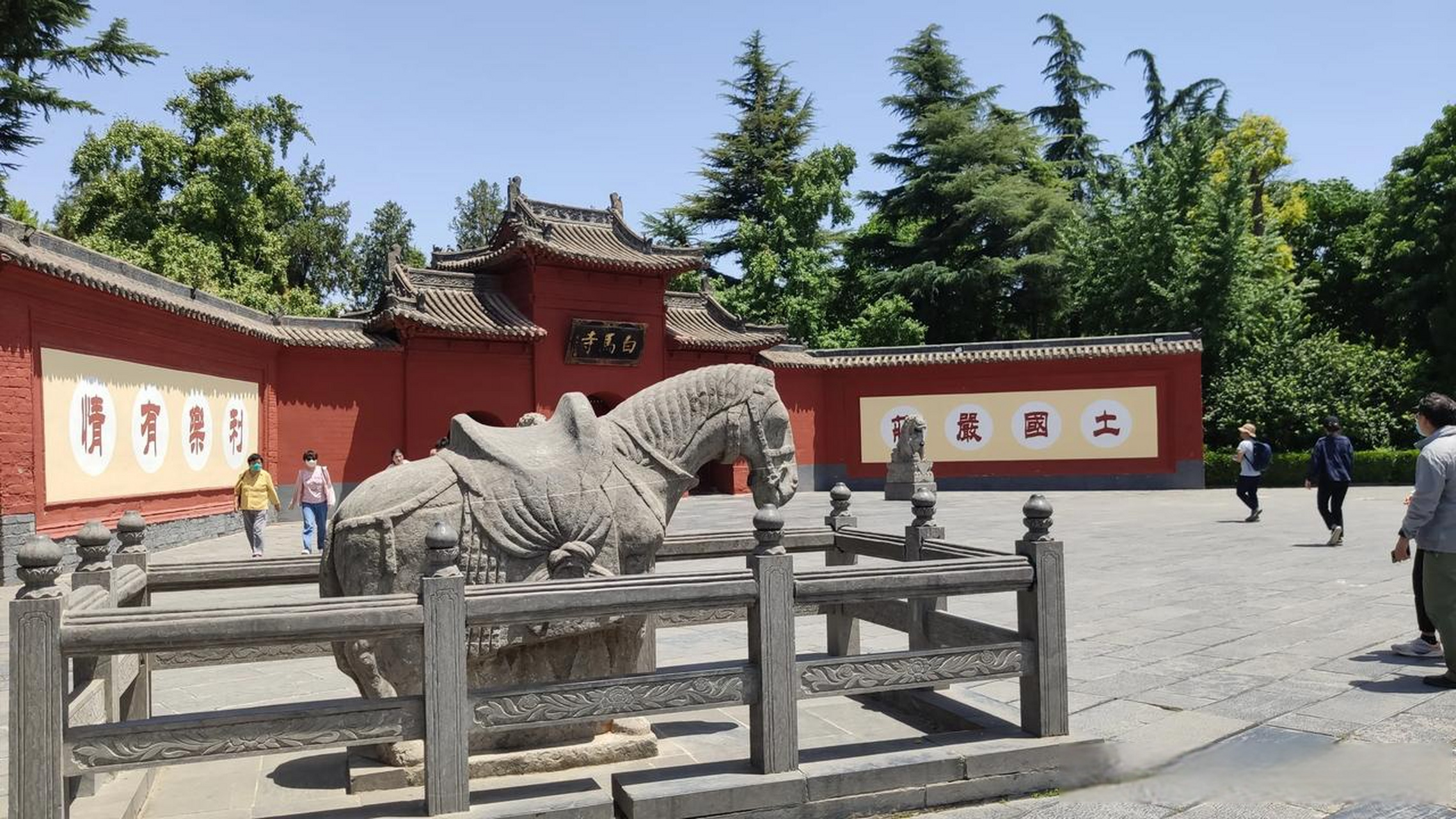 使者与二位高僧用白马驮佛经到达洛阳, 汉明帝兴建寺院,为纪念白马驮