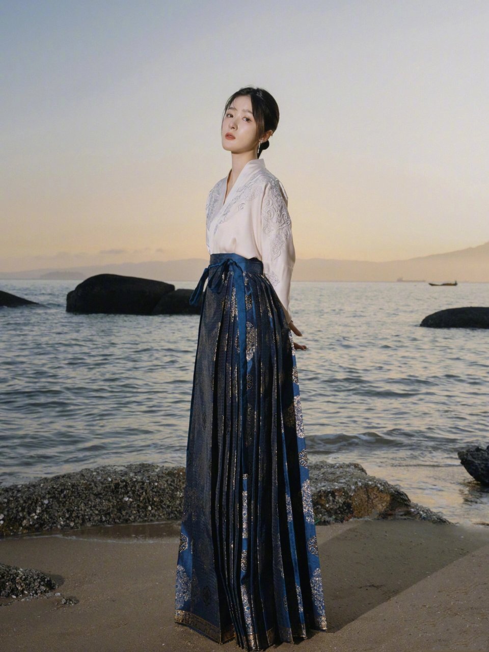 徐娇真的每一套都搭得好好看 蓝色马面是明华堂的,绿色马面和红色马面