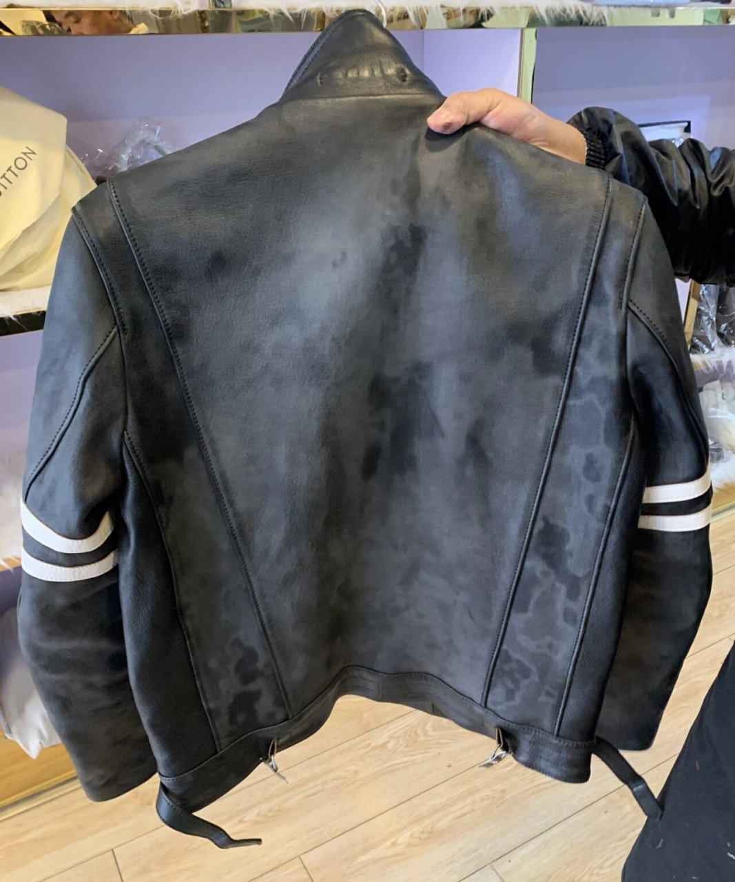 如何保养皮衣 很多朋友私信问我如何保养皮衣,比如需要擦马油还是貂油