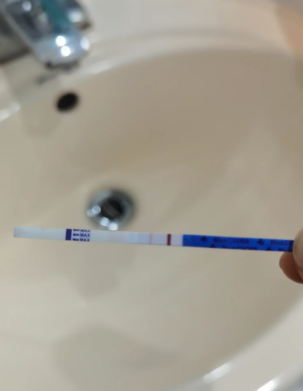 这叫弱阳性,可能是怀孕了,也可能是宫外孕,还有可能是 验孕棒两条杠一