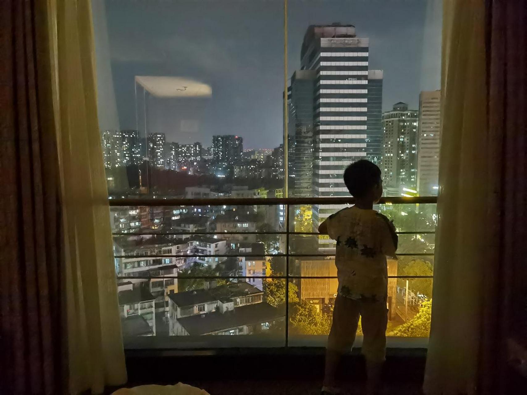 站在酒店20楼的房间看窗外夜景,这里应该是广州越秀的老城区吧,民居以