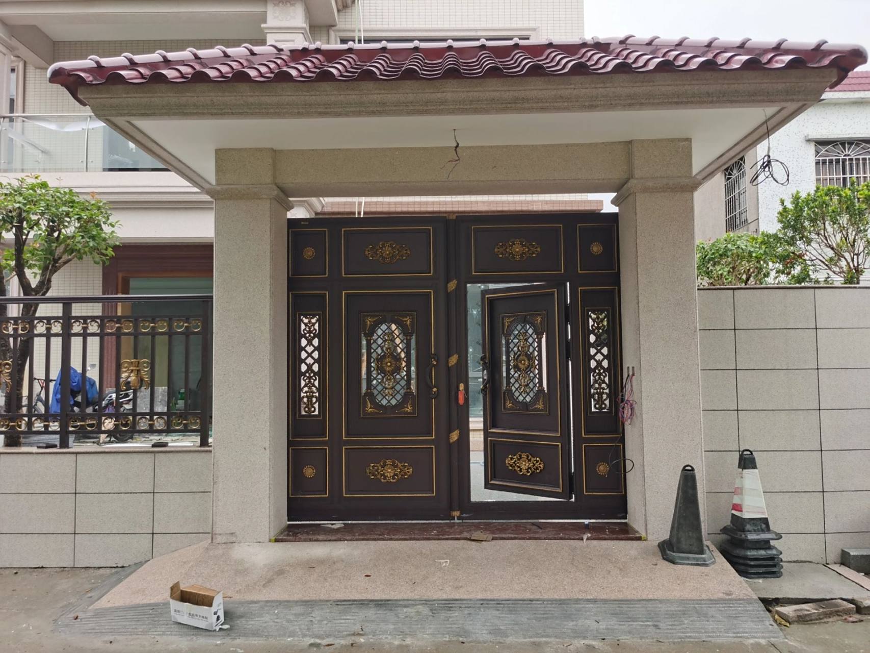 自建房庭院大门这样装也是一绝.