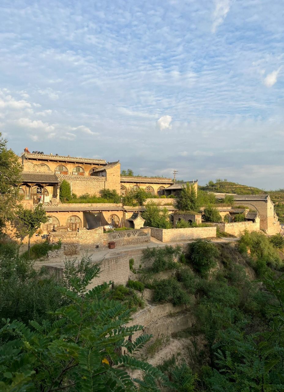 李家山村住窑洞