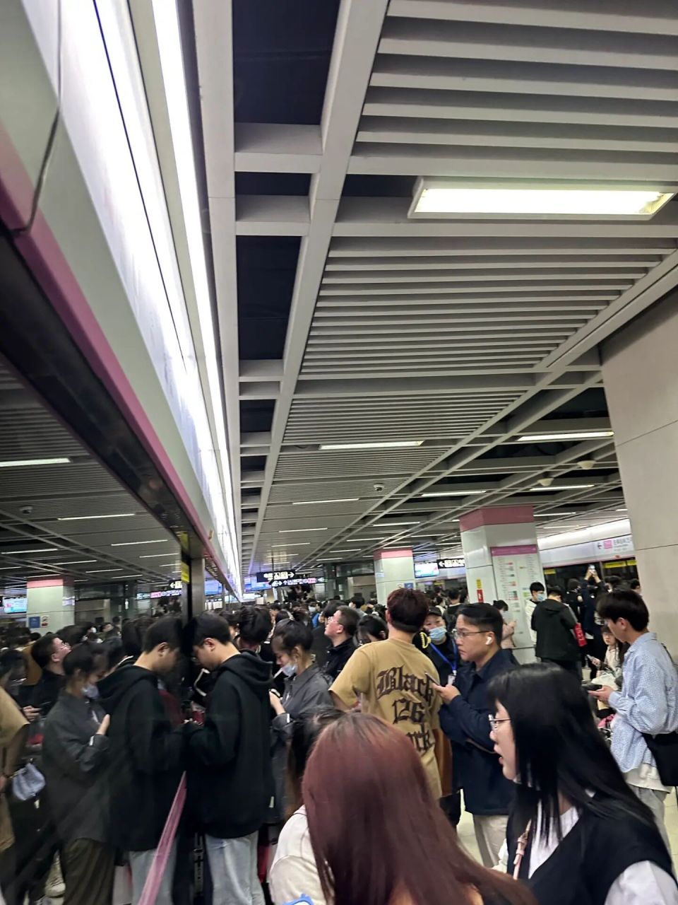 螃蟹岬就让下车 把人从螃蟹岬赶下车 说暂无去往佛祖岭的列车,让乘客