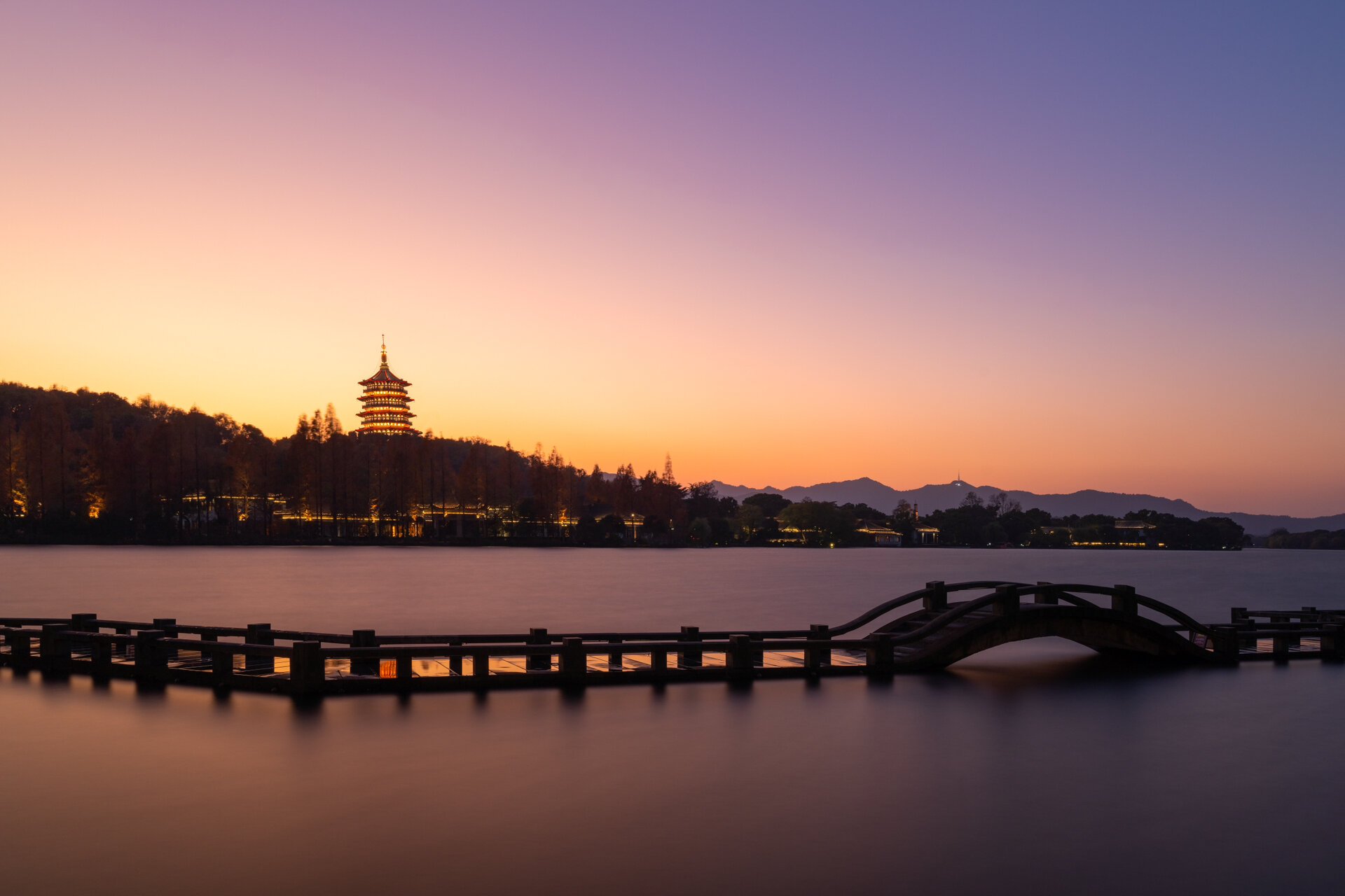 杭州西湖的秋天真是美得不可方物 水光潋滟晴方好,山色空蒙雨亦奇.