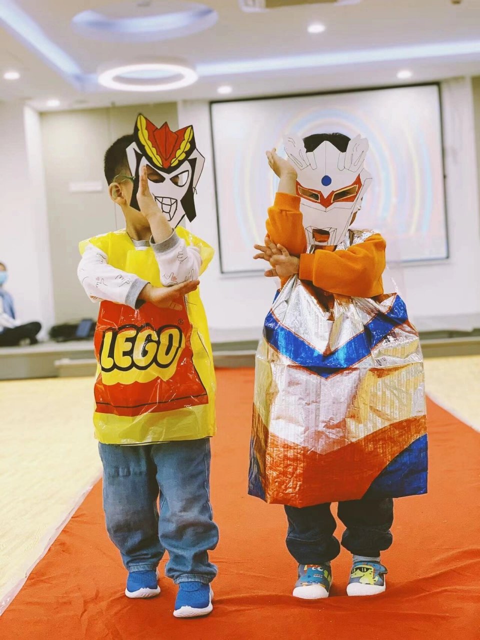 幼儿园环保时装秀之奥特曼 托班就开始做作业了,第一次做经验不足