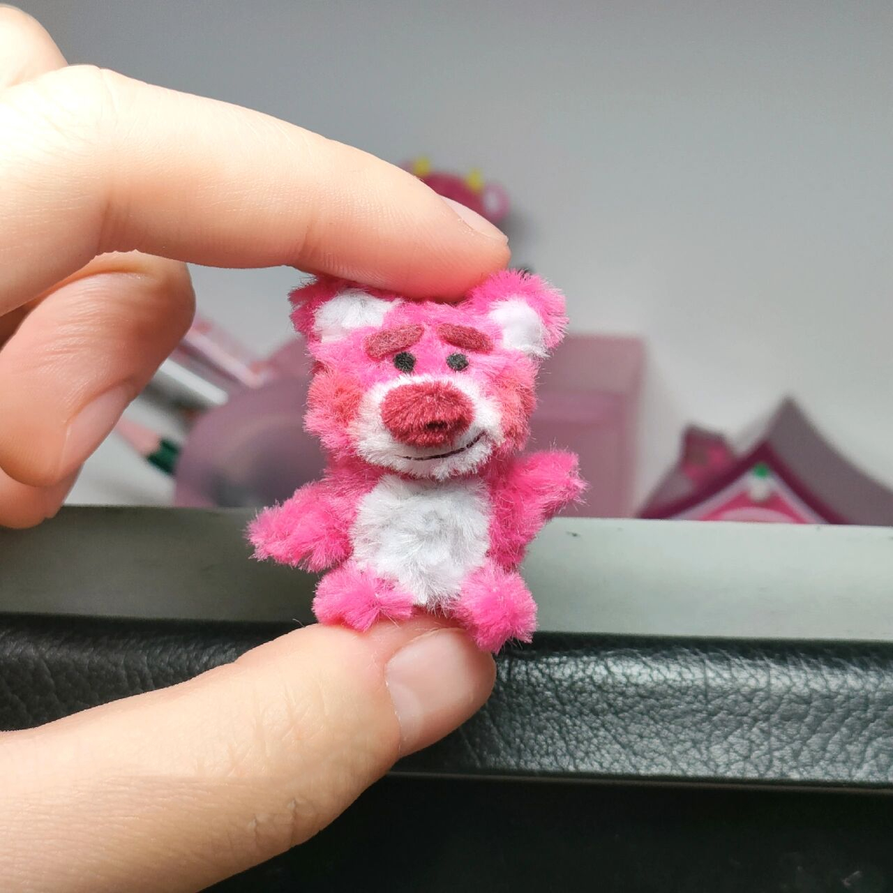 做一只迷你草莓熊放在手心里 第一次尝试用扭扭棒做立体小熊,尺寸做小