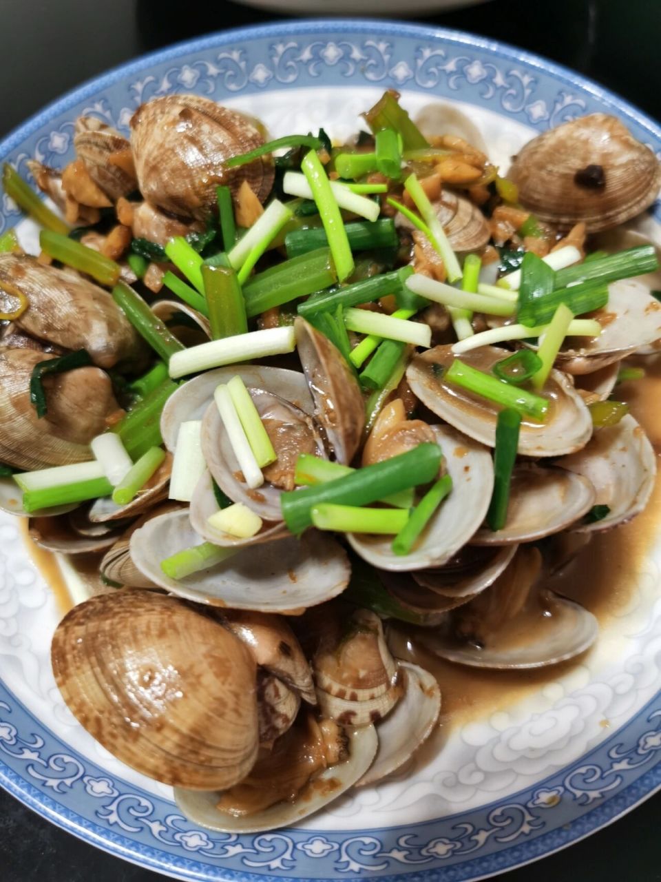 炒贝壳简单做法 食材:贝壳2斤,葱,姜,蒜,蒜苗,芹菜,调料一包 1.