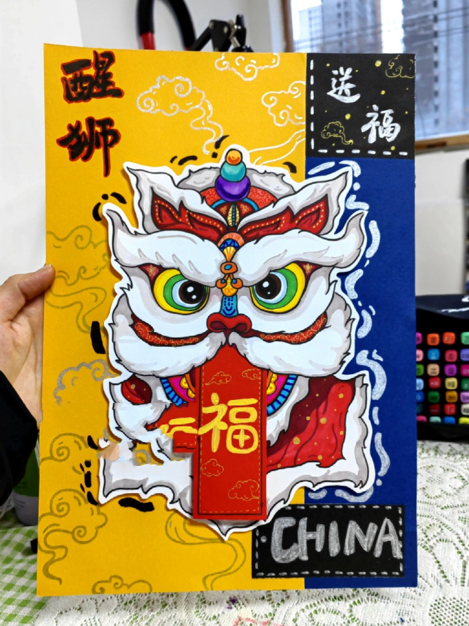 欣赏醒狮头部的图片,从图片中提取创作元素,运用线条和色块概